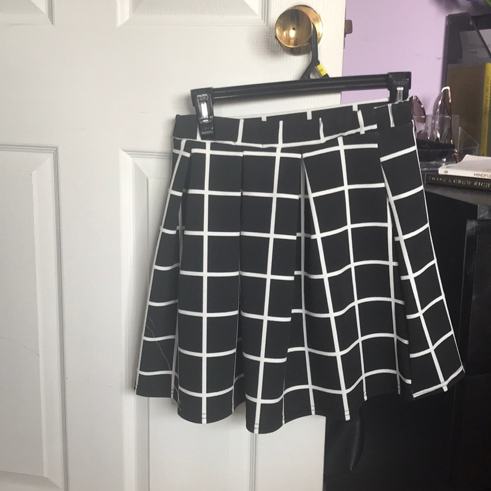 BOOHO size 8US Black and White Skater Skirt